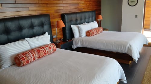Zwei Queen-Betten mit schwarzen Kopfteilen und roten Dekokissen im Isla Tajín Beach & River Resort in Tuxpan, Mexiko