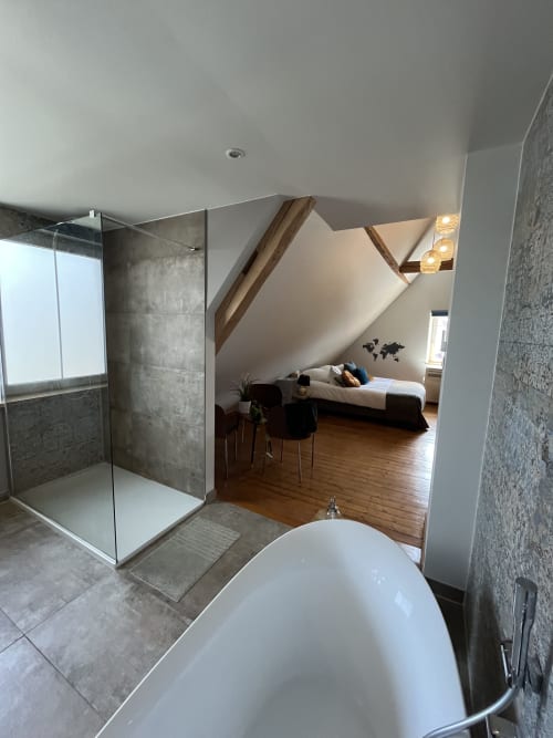 Chambre en mezzanine avec salle de bain attenante à Théière & Couverts à Cernay, baignoire îlot et douche vitrée