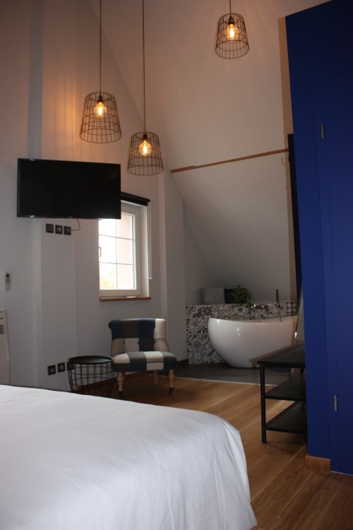 Chambre moderne à Théière & Couverts à Cernay avec salle de bain privée, luminaires suspendus et décoration contemporaine