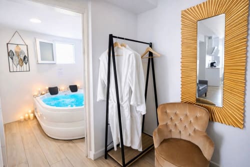 Apartamento moderno en Mérida con bañera spa, espejo, perchero y espejo con marco dorado - hotel Gestyp-AT
