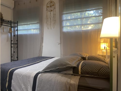 Petite chambre climatisée tout confort avec lit double et penderie.