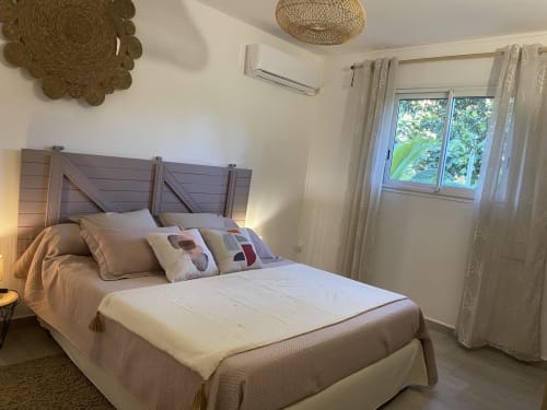 Chambre spacieuse, climatisée et tout confort avec lit King size, dressing et espace de rangement.