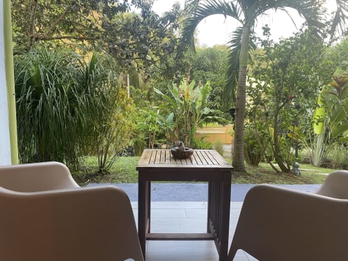 Patio cosy, vue jardin luxuriant, profitez d'un agréable moment de détente autour d'un verre.