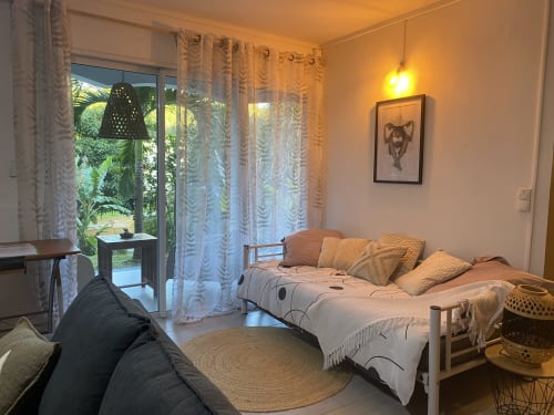 Découvrez l'espace convivial en image supplémentaire avec vue sur le jardin luxuriant.