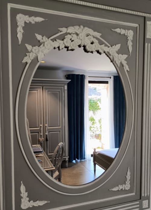 Spiegelbild der Eleganz: Stilvoller Spiegel und diskreter Luxus. Raffinierte Dekoration im Licht der Provence.