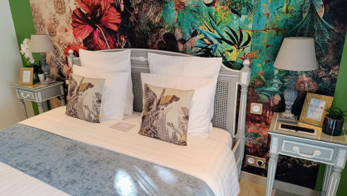 Elegante Symmetrie: Raffinierte Nachttische und King-Size-Bett. Ein Rückzugsort voll diskretem Luxus und Provence-Charme.