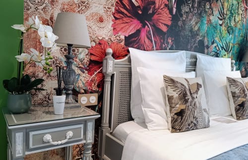 Raffinierte Details: weiche Kissen und eleganter Nachttisch. Diskreter Luxus für eine erholsame Nacht in der Provence.