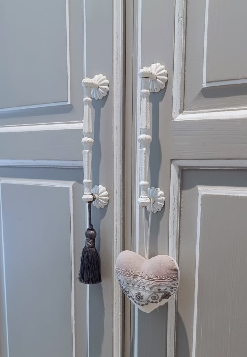 Schrankdetails: Exquisites Handwerk und diskreter Luxus. Jede Aufmerksamkeit verschönert Ihren authentischen Aufenthalt.