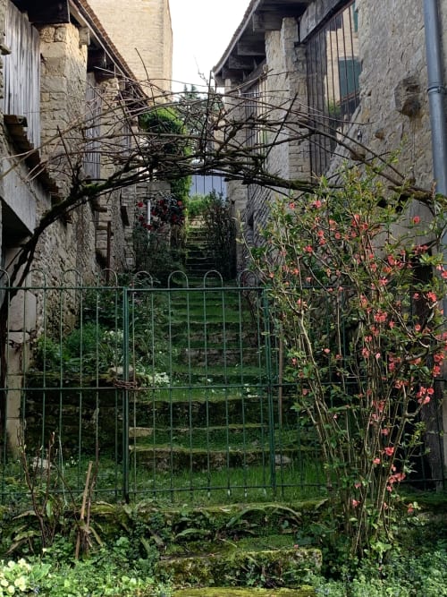 Ruelle pittoresque en pierres sèches à Arçais : découvrez les villages authentiques du Marais Poitevin à proximité de la Maison d'Hôtes La ChabanaiseEscapade à Arçais dans le Marais Poitevin : balade dans les ruelles fleuries d'un "Village de Caractère" lors de votre séjour à La Chabanaise.