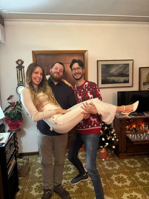 Tre ospiti festeggiano a Casa Meravigliosa a Fontanafredda, sorridenti in maglioni festivi natalizi