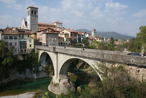 Ponte medievale e campanile nel centro storico di Fontanafredda, Italia, vicino all'hotel Casa Meravigliosa