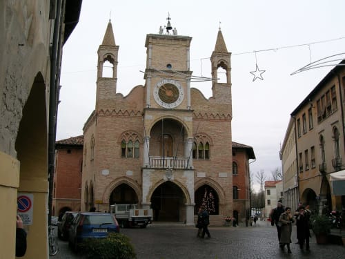Storica torre dell'orologio in mattoni nella piazza di Fontanafredda durante il periodo festivo