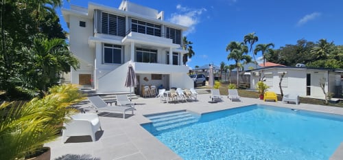 Villa Les Cassias, Guadeloupe: Außenansicht mit Pool und tropischem Garten