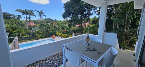 Terrasse der Villa Les Cassias auf Guadeloupe mit Blick auf den tropischen Garten