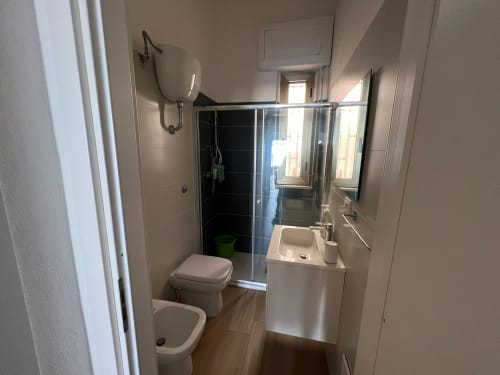 Bagno moderno con doccia, WC, bidet e lavabo nell'appartamento fronte mare di Lux Immobiliare, Marina di Strongoli