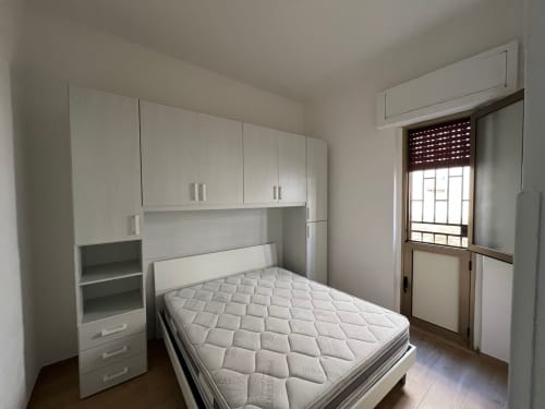 Camera da letto moderna con armadi a muro, letto matrimoniale e finestra con vista mare nell'appartamento fronte spiaggia di Marina di Strongoli