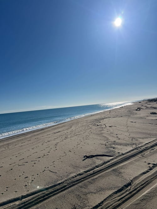 Spiaggia sabbiosa con mare azzurro cristallino e sole brillante a Marina di Strongoli, Italia