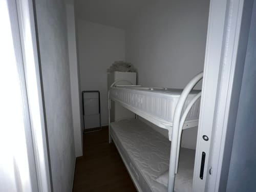 Letto a castello in camera compatta di appartamento con vista mare a Marina di Strongoli, Italia
