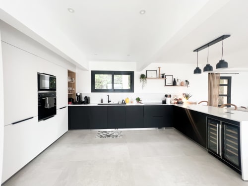 Cuisine contemporaine en noir et blanc à la Villa Roya chez Anne Duval, Saint-Florent avec vue sur mer