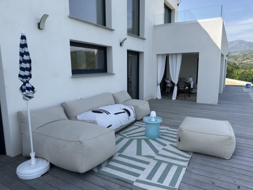 Terrasse de la Villa Roya chez Anne Duval, Saint-Florent avec mobilier moderne, vue mer et chaîne montagneuse