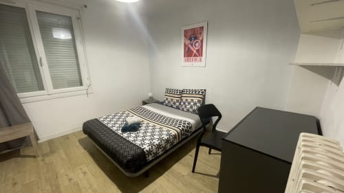Chambre moderne à la Conciergerie Pour Tous By Patty à Darazac avec lit géométrique, bureau et lumière naturelle