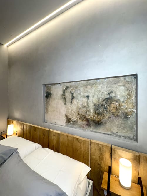 Camera da letto moderna a Verona con testata in legno, biancheria bianca e affresco sopra il letto presso l'hotel Le Arche
