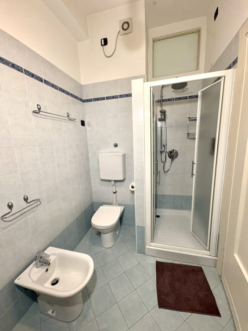 Bagno moderno presso Il Tenore B&B a Verona con doccia, WC, bidet e lavandino
