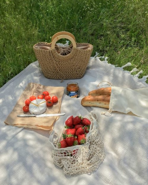 Pic-nic all'aperto presso l'Agritusmo Stecadò di Dolceacqua con pane fresco, fragole, formaggio, pomodori e cesto intrecciato
