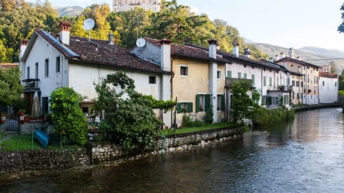 Hotel fronte fiume Casa Meravigliosa a Fontanafredda con case in pietra tradizionali e vista sulle acque verdi