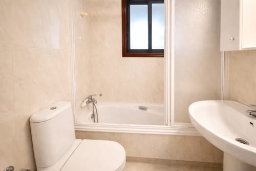 Baño moderno del apartamento Amieiro en Baiona con bañera, plato de ducha, inodoro y lavabo