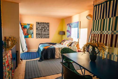 Habitación Colorful Soul Refuge en Formentera Especial con arte vibrante, escritorio y balcón con vista al lago en La Savina