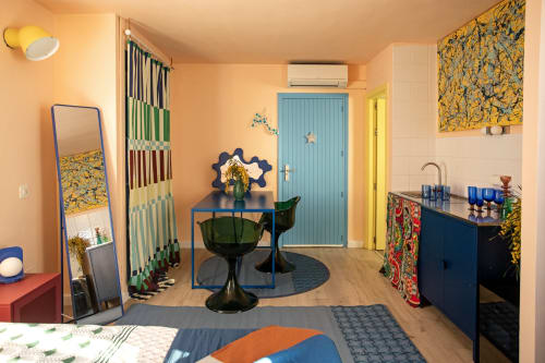 Habitación Soul Refuge en Formentera Especial de La Savina con paredes melocotón, detalles azules, mobiliario moderno y diseño contemporáneo