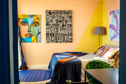 Habitación Soul Refuge colorida en Formentera Especial con arte vibrante, pared amarilla y mobiliario moderno