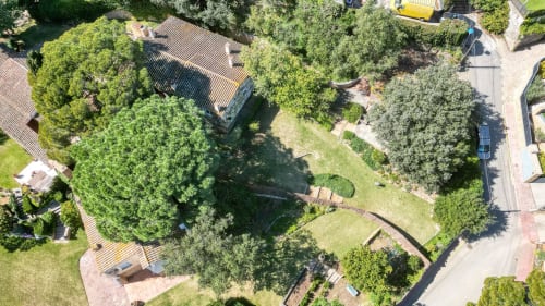 Vue aérienne du jardin Finques Garcia Enrich avec arbres, allées et bâtiments à Palafrugell