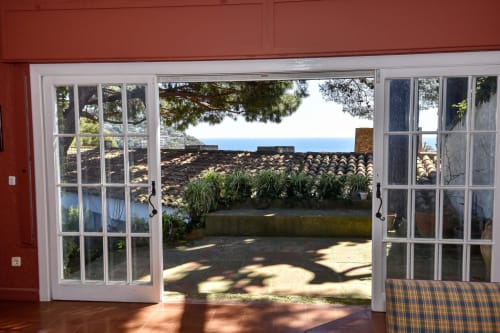 Portes-fenêtres donnant sur la terrasse côtière de l'hôtel Finques Garcia Enrich à Palafrugell avec vue mer