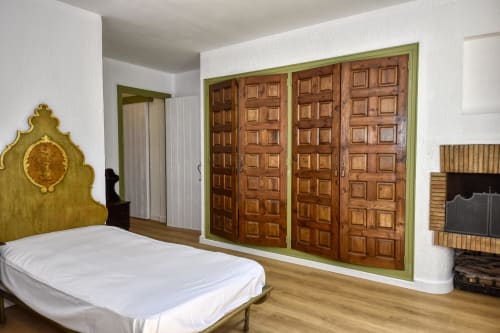 Chambre de l'hôtel Finques Garcia Enrich à Palafrugell avec armoire en bois et tête de lit dorée