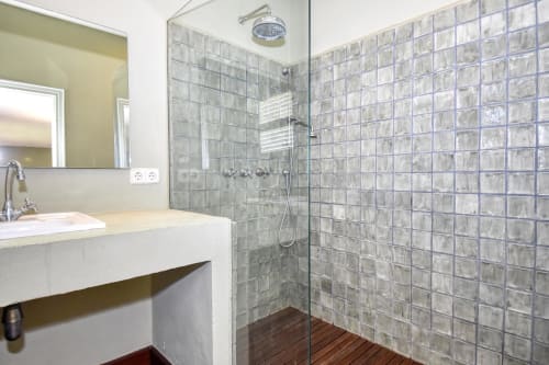 Salle de bain moderne avec douche vitrée et carrelage gris à l'hôtel Finques Garcia Enrich de Palafrugell