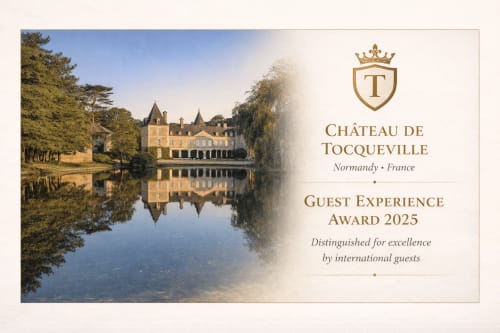 Château de Tocqueville se reflétant dans l'eau, un luxueux gîte de charme en Normandie