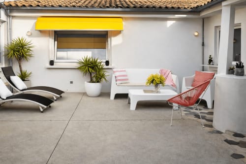 Terraza moderna de la villa Vila Panxón en Rias Baixas con zona de estar, toldo amarillo y acceso a vistas al mar