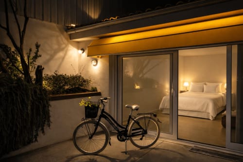 Bicicleta con flores en la terraza de la villa moderna Vila Panxón al anochecer 