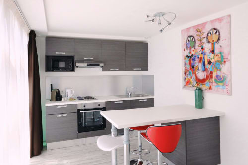 Cuisine équipée avec îlot – Appart'Hôtel La Girafe Marseille Est, four, Nespresso et œuvre d'art colorée