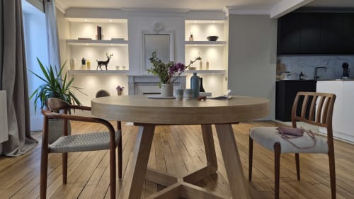 Modern eetgedeelte in Maison Lùisa appartement bij Moulin Renaudiots, Autun, met ronde houten tafel, mid-century stoelen en