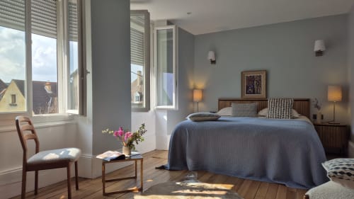 Lichte slaapkamer in Moulin Renaudiots in Autun met stadsuitzicht, houten bed, zithoek en moderne voorzieningen