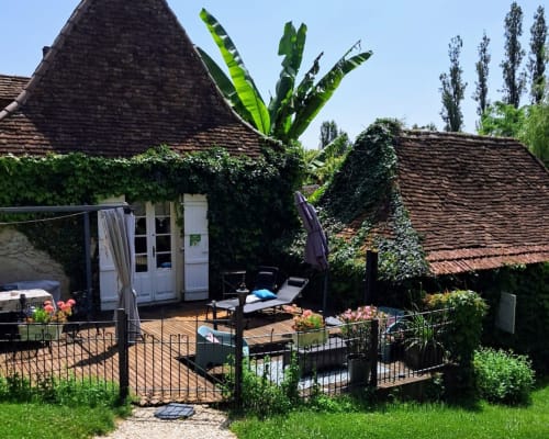 gite-dordogne-terrasse-exterieure-maison-pierre.jpg