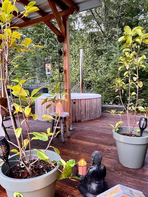 Bain nordique extérieur dans un gîte en Dordogne pour un moment de détente en pleine nature