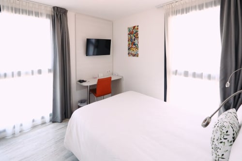 Chambre double avec lit double et bureau de travail – Appart'Hôtel La Girafe Marseille Est, lumineuse et climatisée