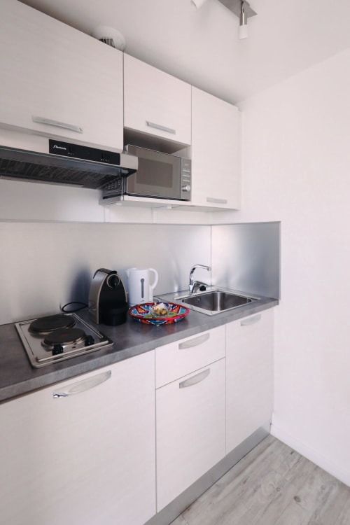 Fully equipped kitchenette with Nespresso, hob and microwave – Studio La Girafe Appart'Hôtel Marseille Est