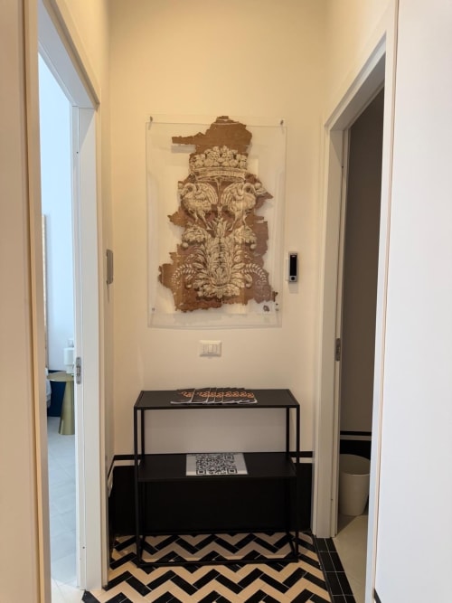 Elegante ingresso alla Tresette Porta Capuana a Napoli con rilievi decorativi sopra consolle nera