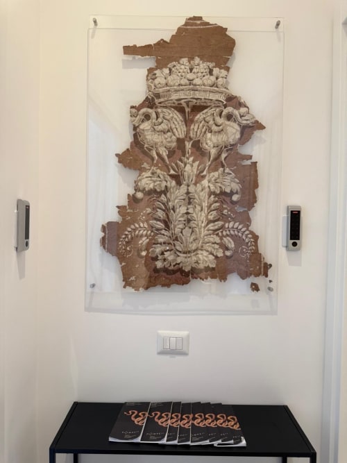 Pregiato rilievo architettonico intagliato esposto in teca acrilica presso la boutique Tresette Porta Capuana, struttura ricettiva a Napoli
