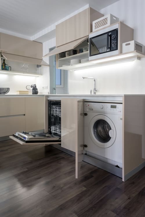 Cocina moderna en apartamento Cathedral Suite, Burgos con electrodomésticos integrados, lavadora y lavavajillas